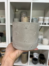 Load image into Gallery viewer, Bee cement pot 11cm
