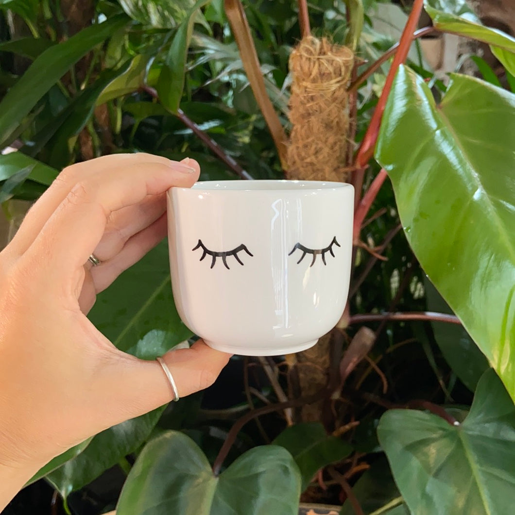 Sleepy eyes ceramic planter 6.5cm
